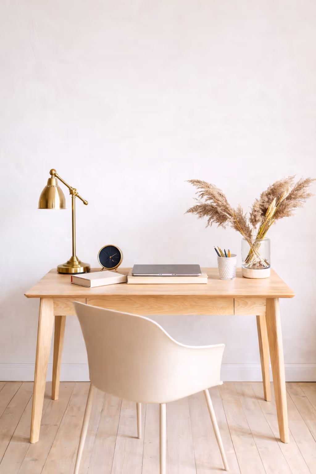 Heller, minimalistischer Coaching-Raum in Zürich