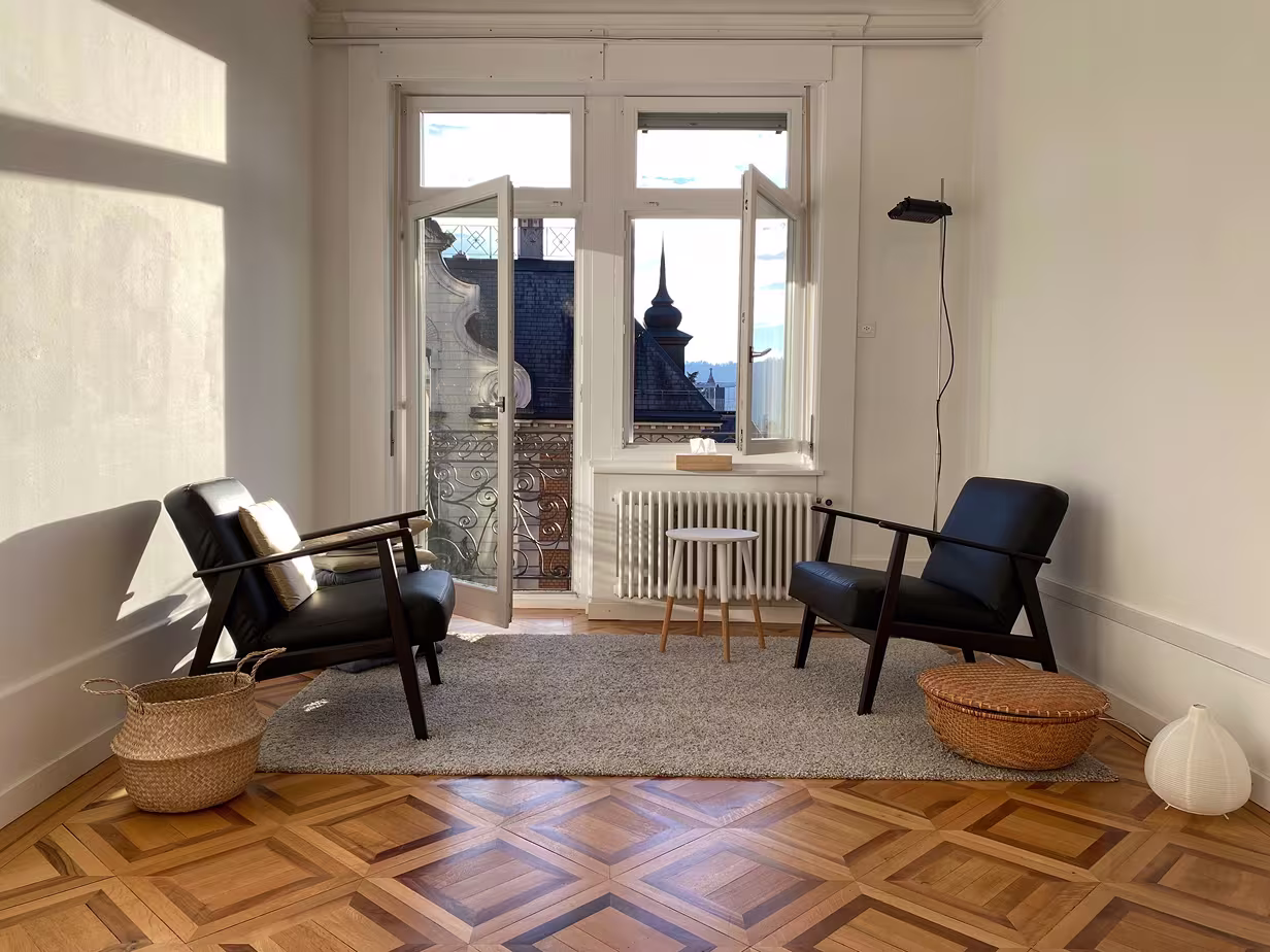 Praxisraum LAVIRA Coaching Zürich – minimalistische Einrichtung