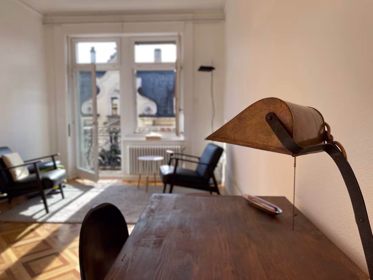 Ruhiger Praxisraum mit natürlichem Licht – LAVIRA Coaching Zürich