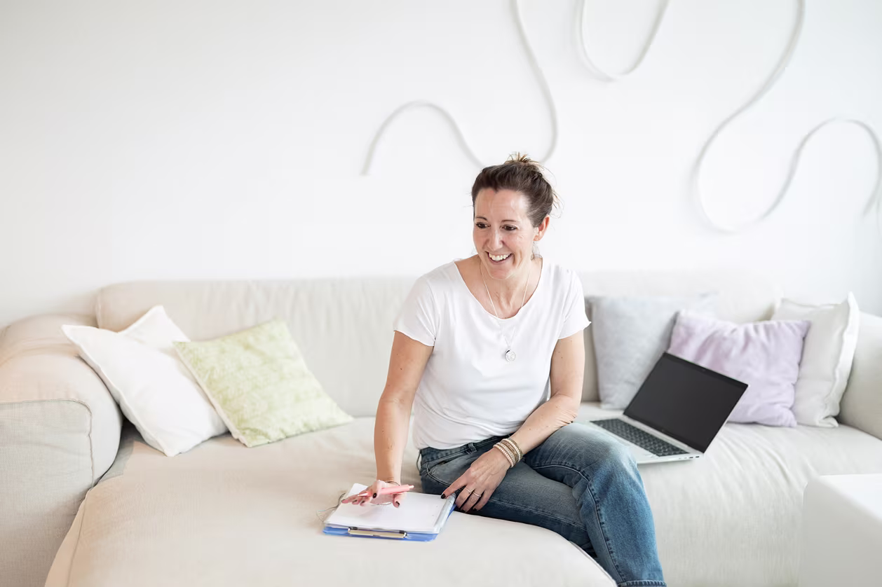 Coaching für Frauen 40+ – Barbara Götz im Gespräch auf dem Sofa